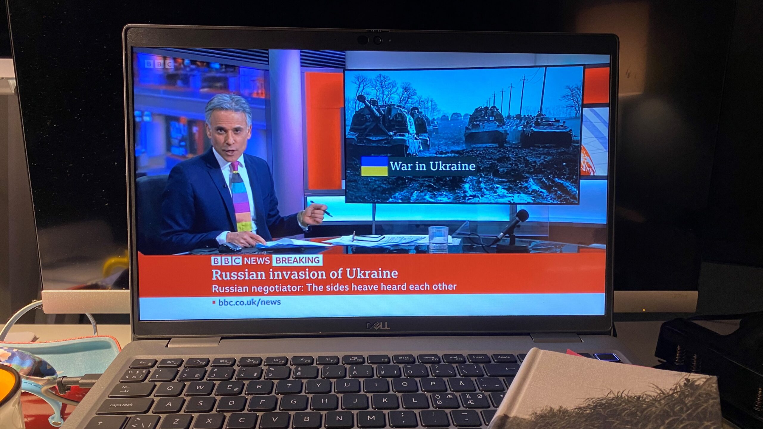 Källkritik. TV som visar bilder på nyhetssändningar om kriget i Ukraina.