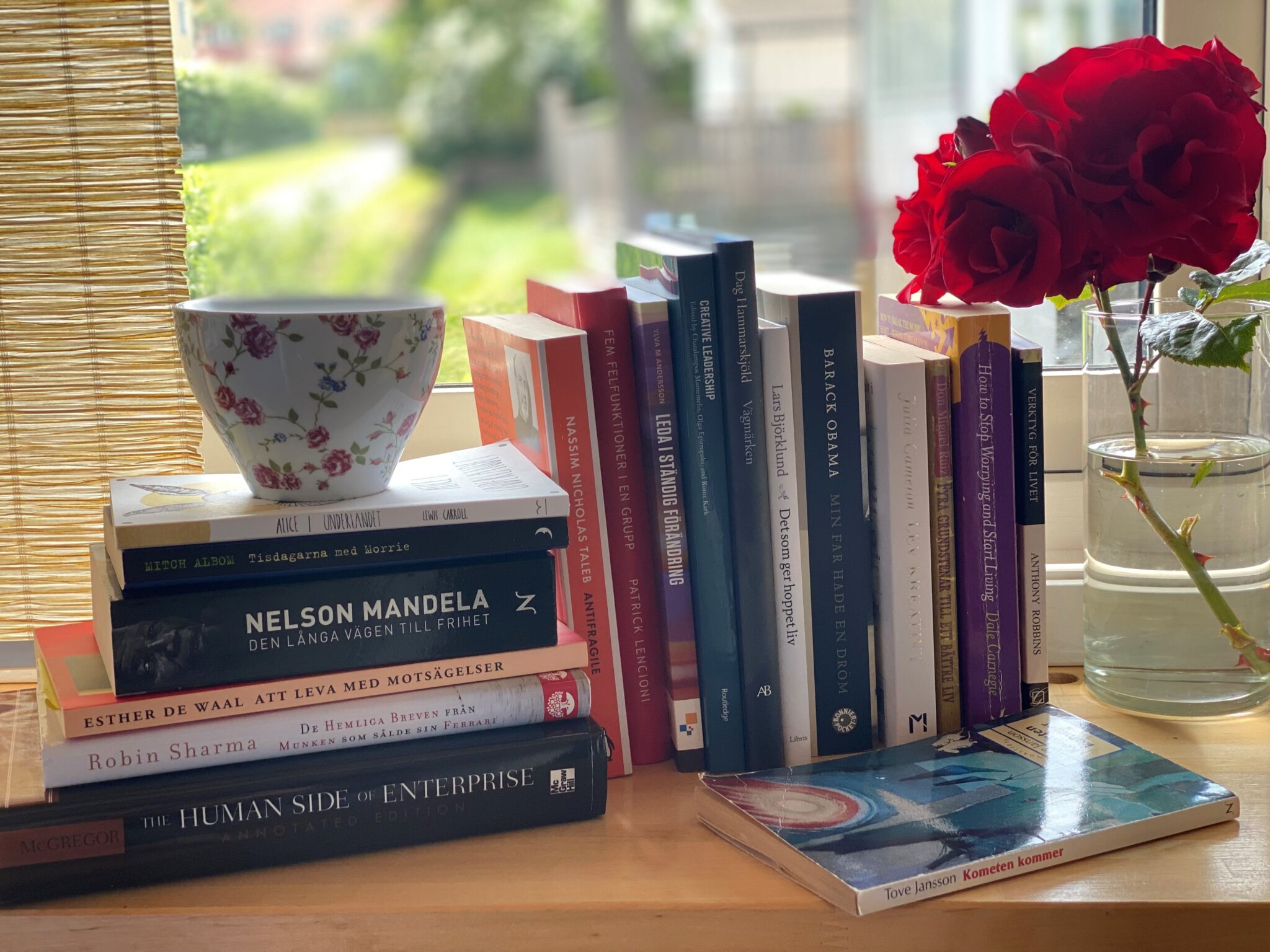 Böcker på rad med kaffe och blomma