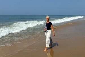 Kvinna som går på en strand i Indien